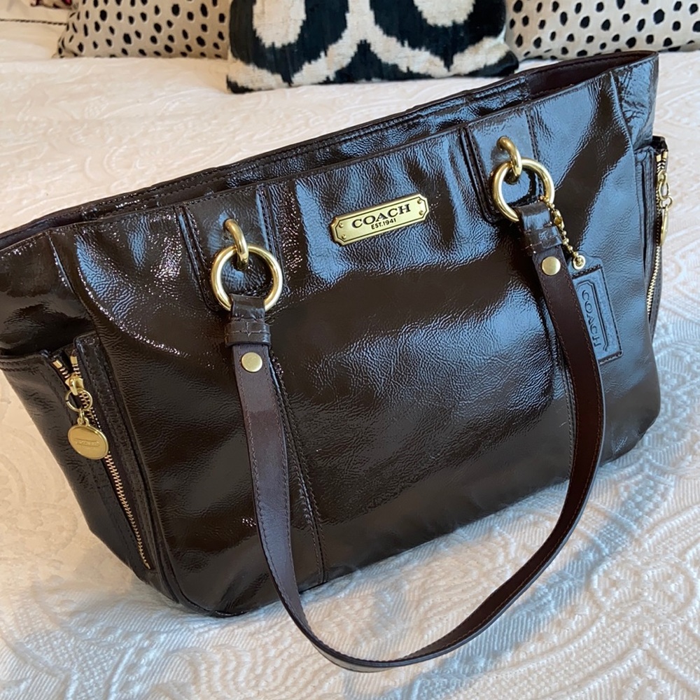 COACH Gallery Patent Zipper tote 👜